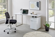 Moderner Schreibtisch mit weißer Tischplatte, Laptop, Lampe und Bürostuhl, seitliche Perspektive