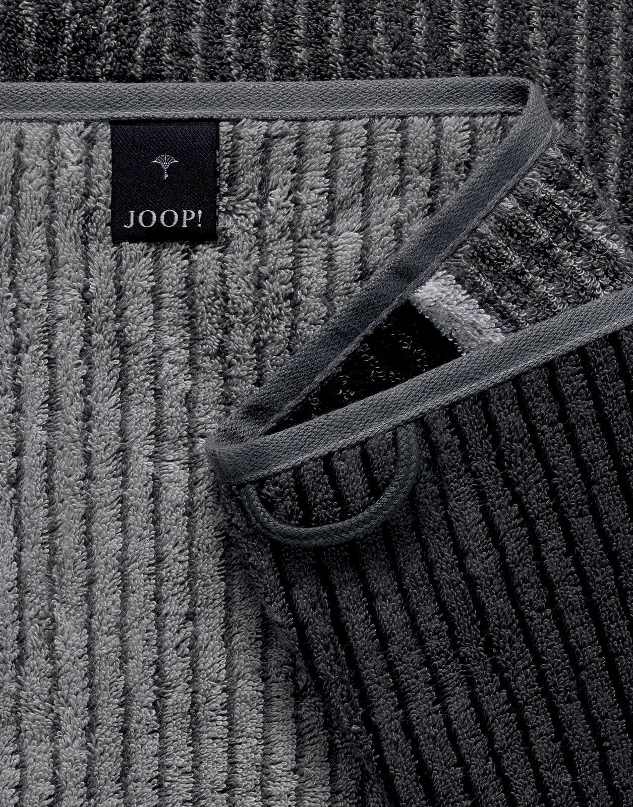 Graues Duschtuch mit feinen Streifen und Markenetikett, Nahaufnahme