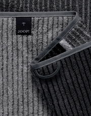 Graues Duschtuch mit feinen Streifen und Markenetikett, Nahaufnahme