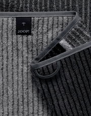 Grijze douchehanddoek met fijne strepen en merklabel, close-up