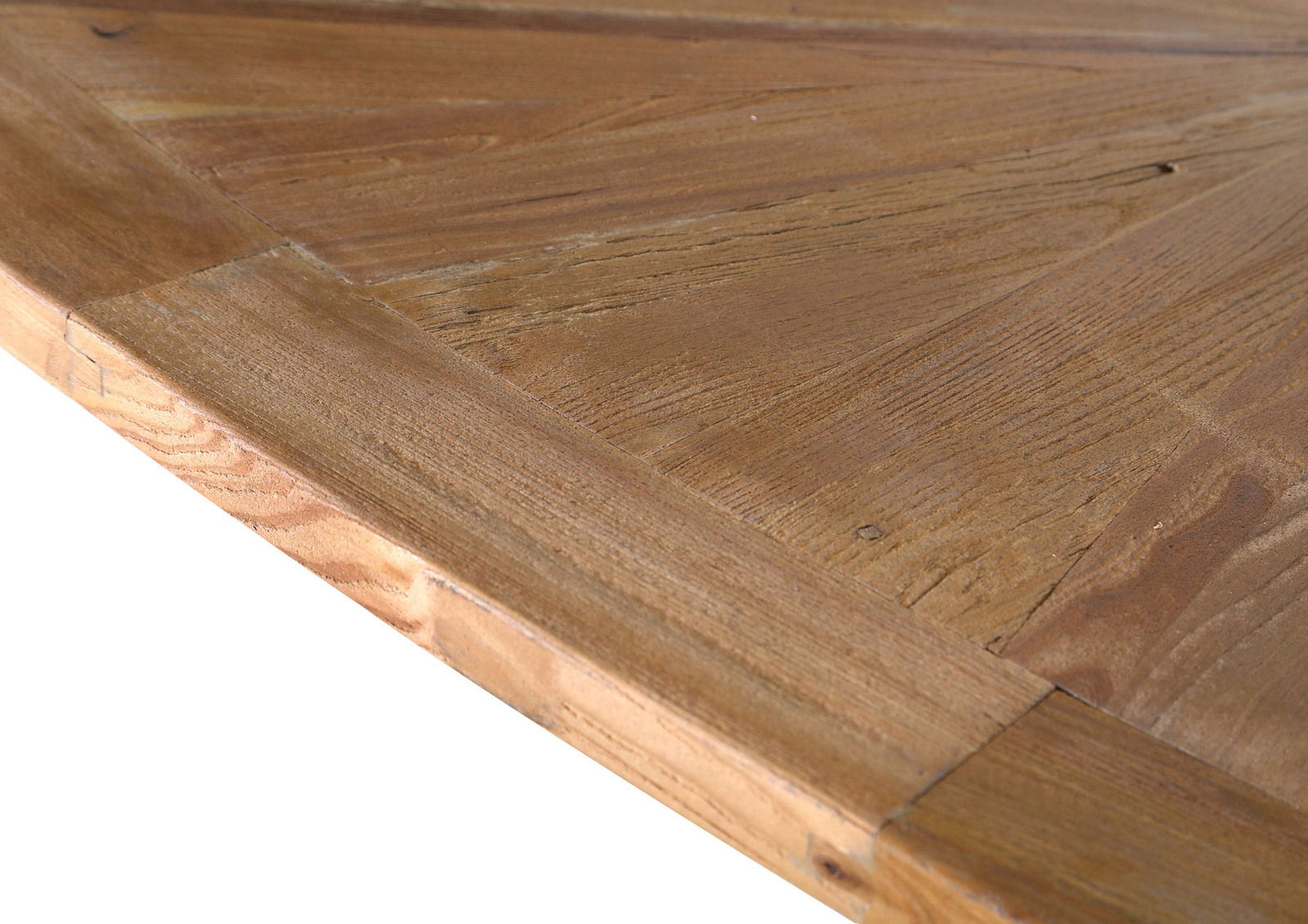 Nahaufnahme eines hölzernen Esstisches mit natürlicher Maserung und rustikalem Design, aus einer schrägen Perspektive aufgenommen.