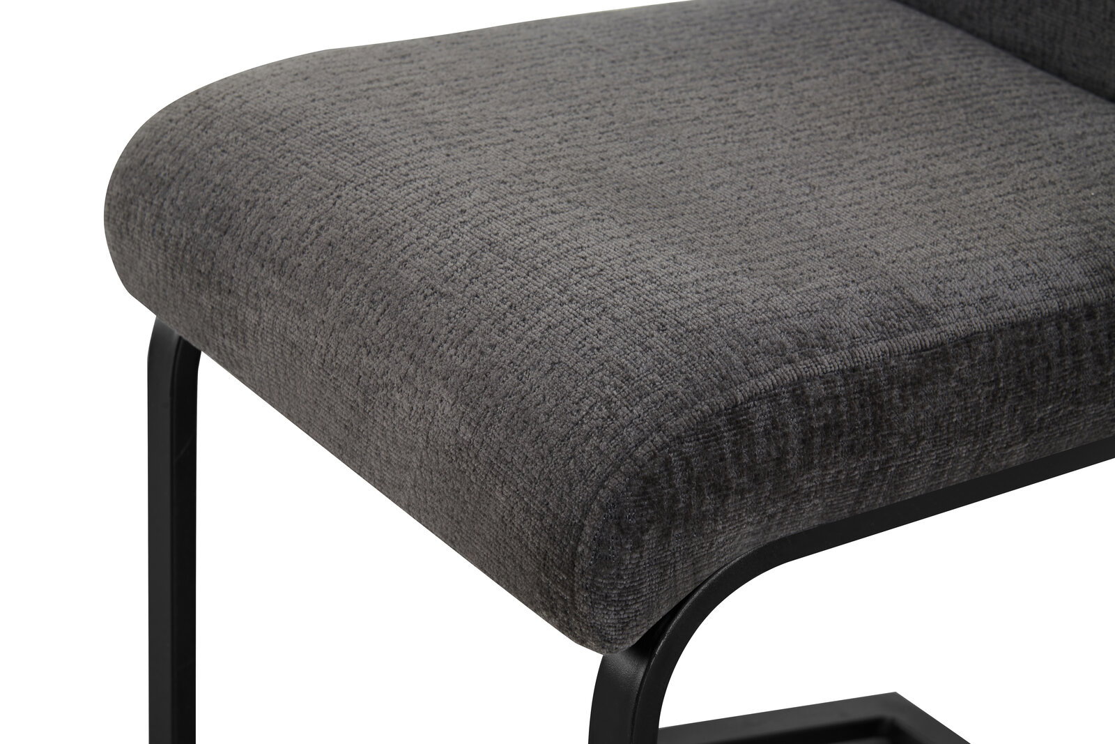 Gepolsterter Hocker mit dunkelgrauem Stoffbezug und schwarzem Metallgestell, Detailansicht aus schräger Seitenperspektive