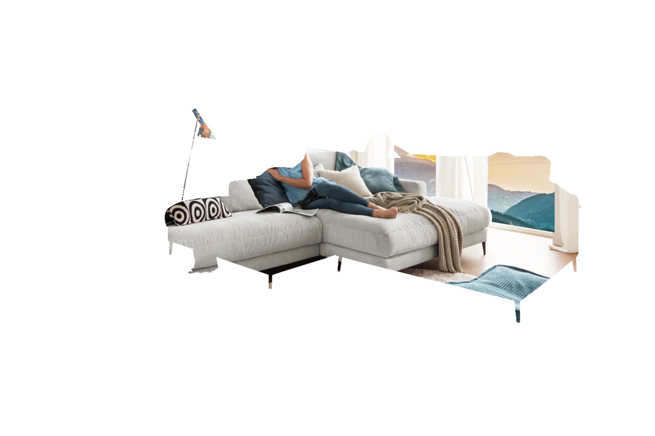 Pure Home Lifestyle Longchairkombination DELIA Gemütliche Longchairkombination in einem modernen Wohnzimmer mit Blick auf den Sonnenuntergang durch große Fenster. Eine Person entspannt sich auf dem Sofa, umgeben von stilvollen Kissen und einem Kunstwerk an der Wand. Perspektive: Frontalansicht.