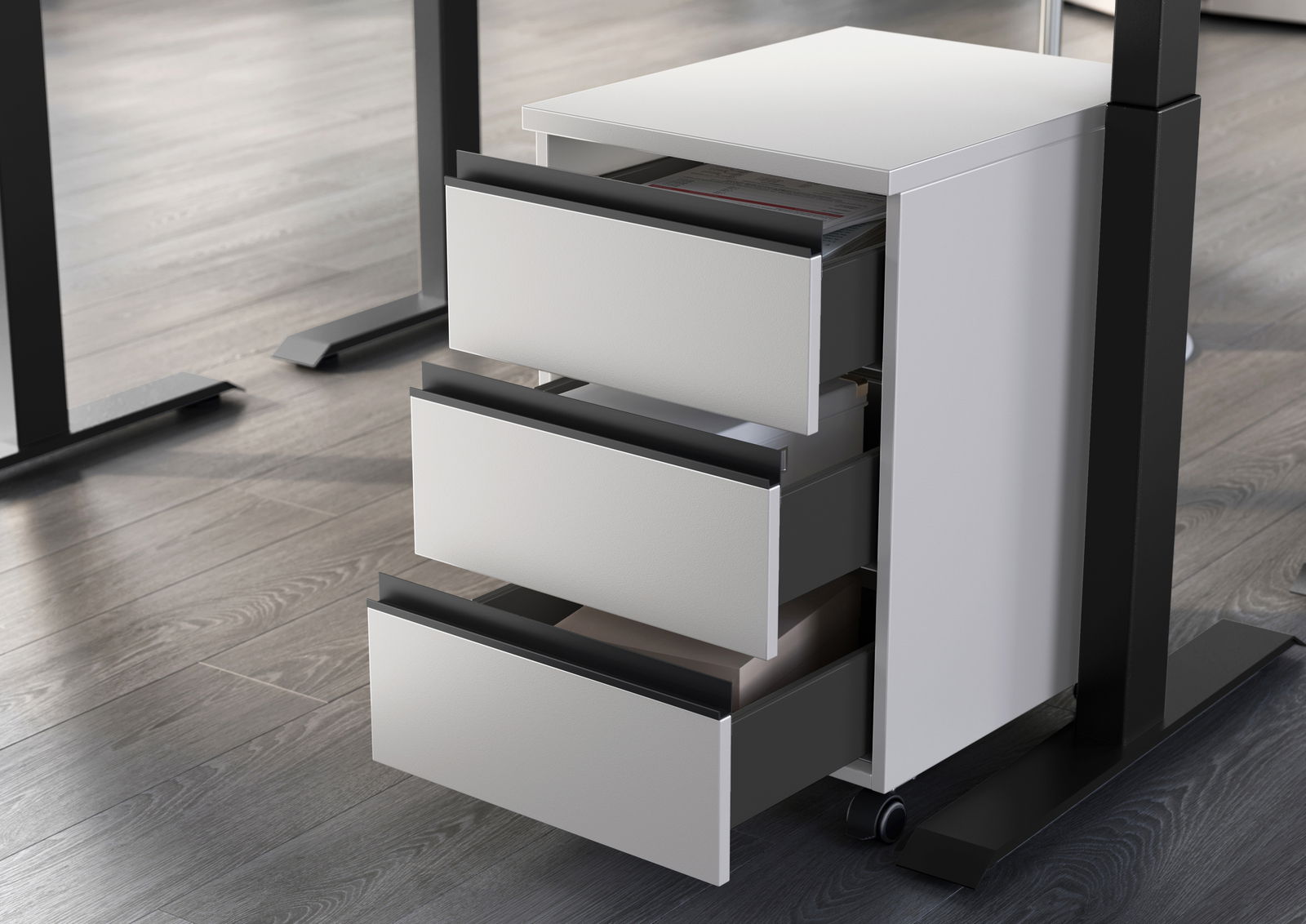 Weißer Rollcontainer mit drei offenen Schubladen, seitliche Perspektive, auf einem Holzboden stehend.