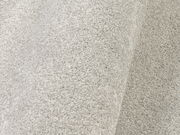 Nahaufnahme eines hellgrauen Uni-Teppichs mit weicher Textur, seitliche Perspektive