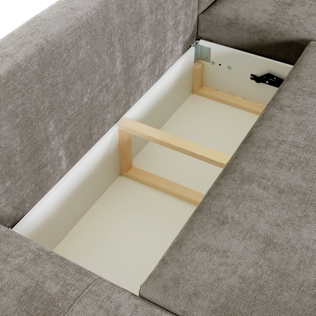 Innenansicht eines Ecksofas SORIA mit Stauraum, Perspektive von oben.