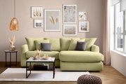 Grüne Rundecke mit Kissen in einem modernen Wohnzimmer, seitliche Perspektive