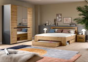 Modernes Schlafzimmer-Set aus hellem Holz mit Bett inklusive ausziehbarer Schublade, Nachttisch und Kleiderschrank mit Spiegeltüren, aufgenommen in schräger Frontansicht.