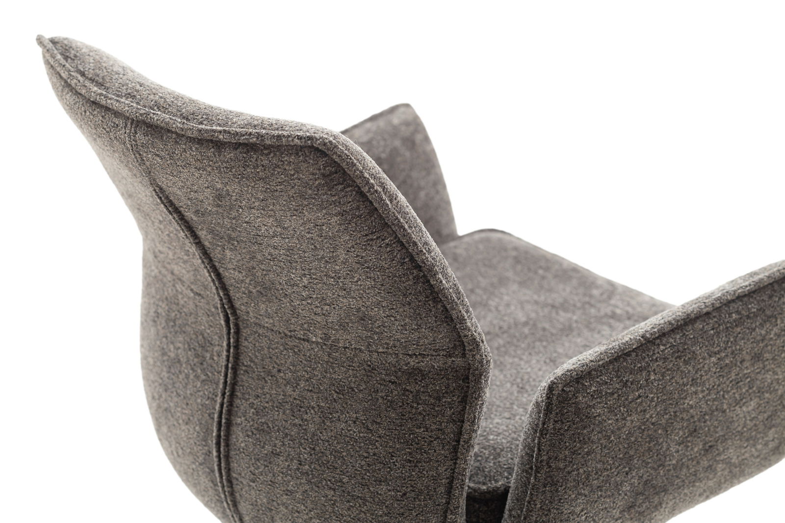 Nahaufnahme eines grauen Barstuhls mit gepolsterter Rückenlehne und Armlehnen, seitliche Perspektive