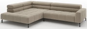 Beiges, gepolstertes Ecksofa in L-Form mit gesteppten Sitzflächen, breiten Rückenpolstern und schwarzen Metallfüßen, Ansicht schräg von vorne.