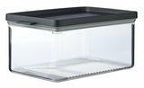 Transparente Kühlschrankdose mit schwarzem Deckel, seitliche Perspektive