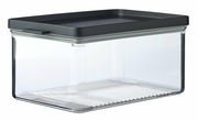 Transparente Kühlschrankdose mit schwarzem Deckel, seitliche Perspektive