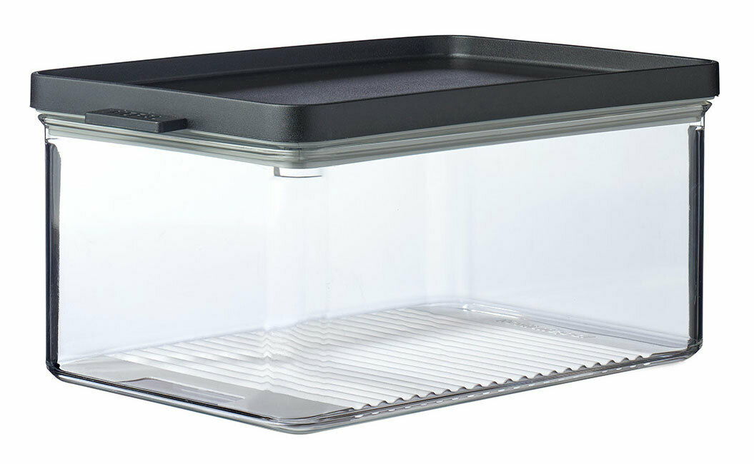 Transparente Kühlschrankdose mit schwarzem Deckel, seitliche Perspektive