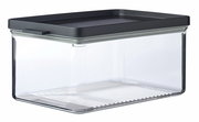Transparente Kühlschrankdose mit schwarzem Deckel, seitliche Perspektive