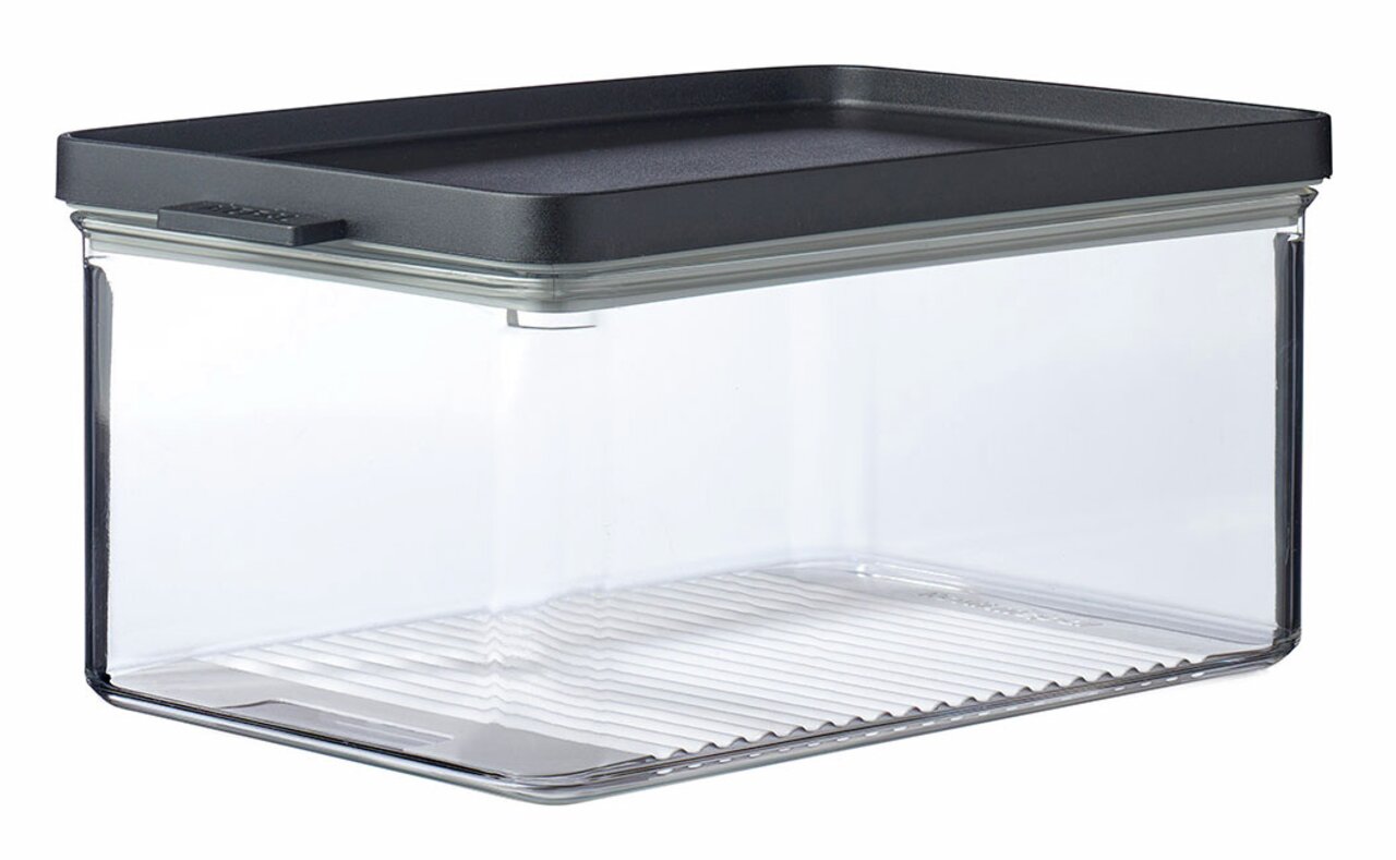 Transparente Kühlschrankdose mit schwarzem Deckel, seitliche Perspektive