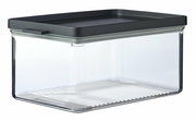 Transparente Kühlschrankdose mit schwarzem Deckel, seitliche Perspektive