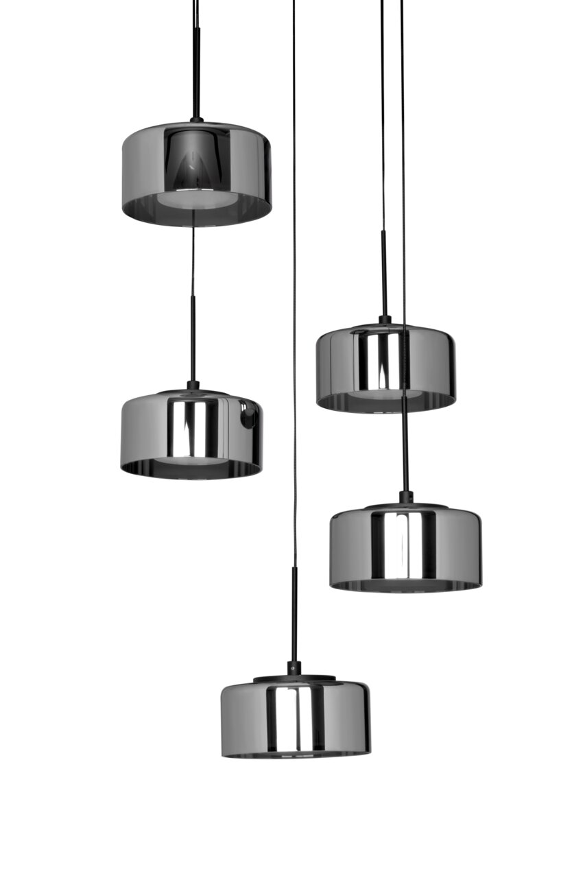 Moderne LED-Hängeleuchte mit fünf zylindrischen, verchromten Schirmen, aus der Seitenperspektive betrachtet.