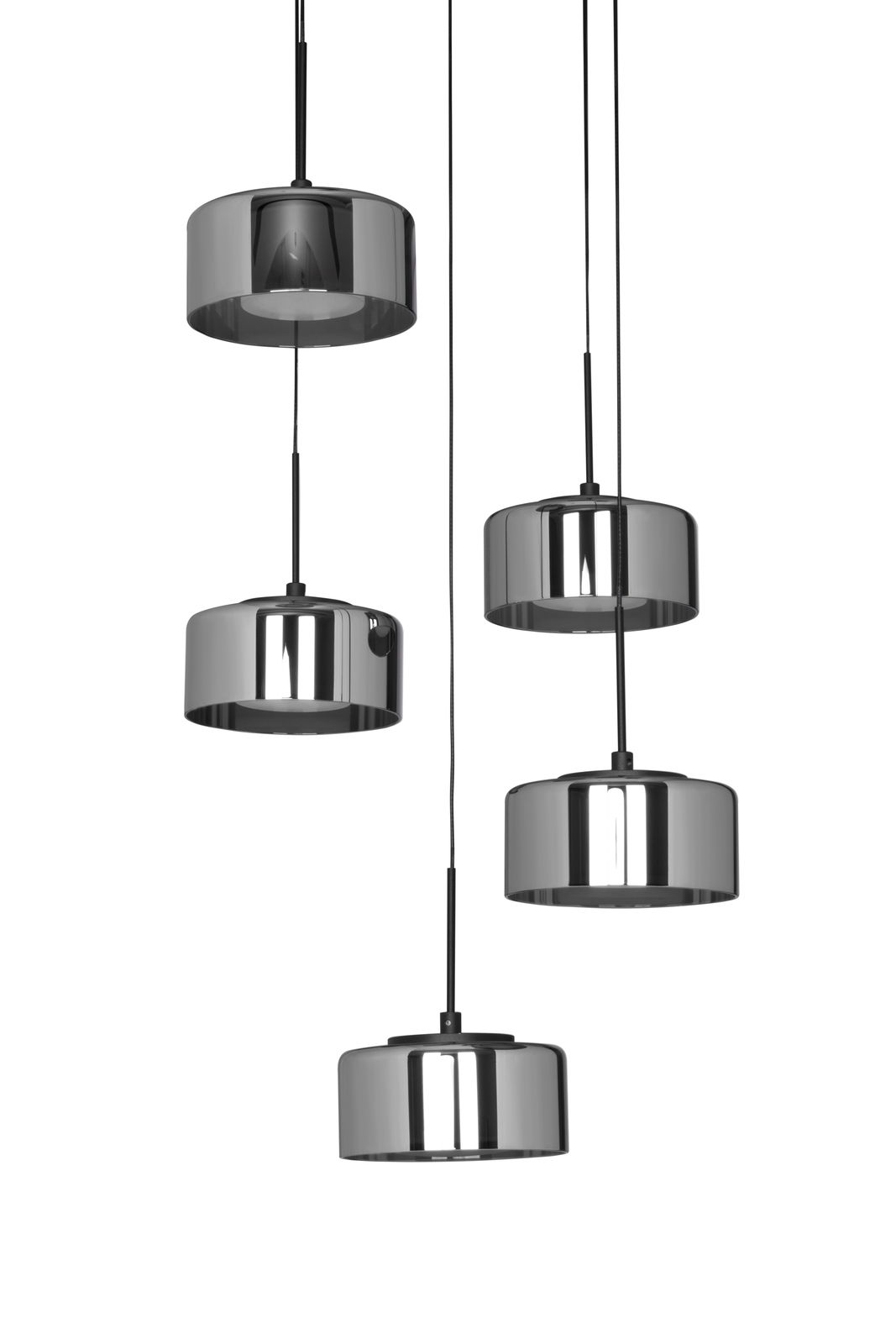 Moderne LED-Hängeleuchte mit fünf zylindrischen, verchromten Schirmen, aus der Seitenperspektive betrachtet.