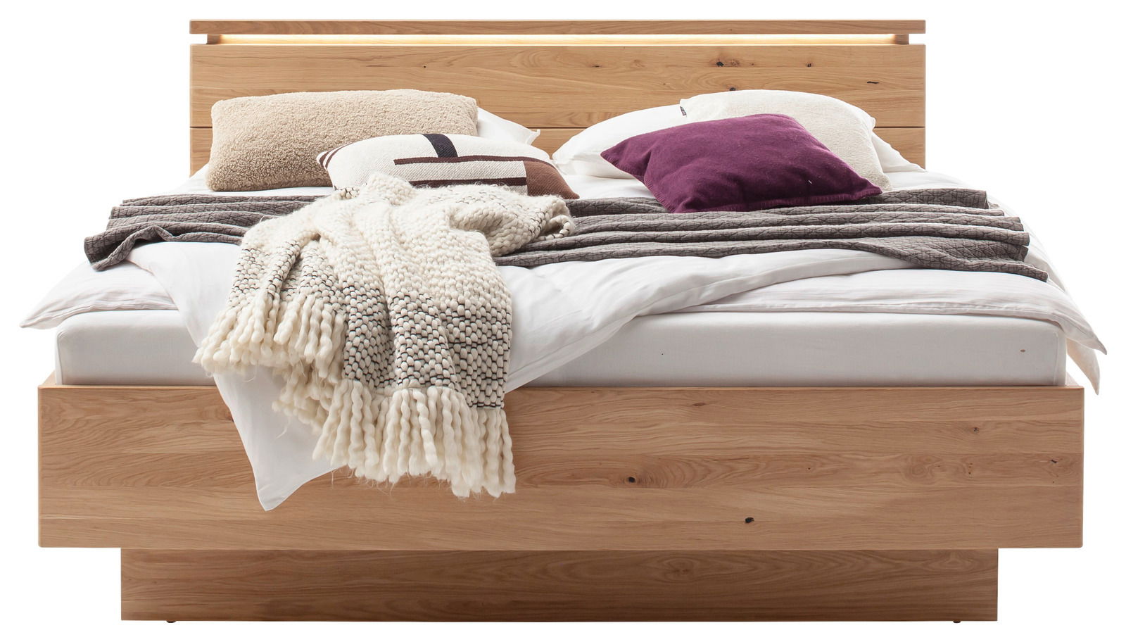 Holzbett mit Kopfteil, dekoriert mit Kissen und Decke, Frontalansicht