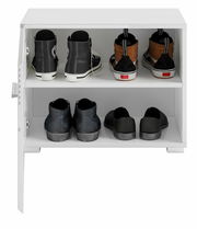 Weiße Schuhablage mit zwei Regalböden, gefüllt mit verschiedenen Schuhen, von vorne betrachtet.