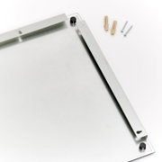 Rückansicht eines Glas-Memoboards mit Montagematerial, inklusive Schrauben und Dübel, auf weißem Hintergrund.