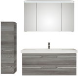 Moderner Badblock mit Spiegelschrank, Waschbeckenunterschrank und hohem Seitenschrank in Holzoptik, Frontalansicht.