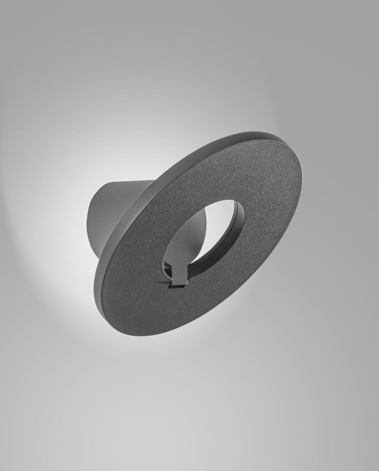 Moderne LED-buitenwandlamp in schuin perspectief, donkergrijs ontwerp met een ronde, open ring.