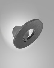 Moderne LED-buitenwandlamp in schuin perspectief, donkergrijs ontwerp met een ronde, open ring.