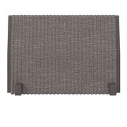 Graue Armlehne aus Stoff, von oben betrachtet, mit zwei Befestigungselementen an den Seiten.