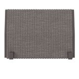 Graue Armlehne aus Stoff, von oben betrachtet, mit zwei Befestigungselementen an den Seiten.