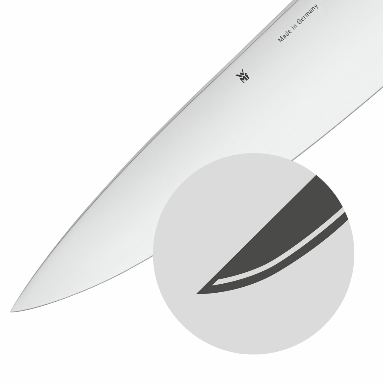 Nahaufnahme eines hochwertigen Küchenmessers aus der Grand Gourmet Serie, Klinge mit WMF-Logo und 'Made in Germany' Gravur, seitliche Perspektive.