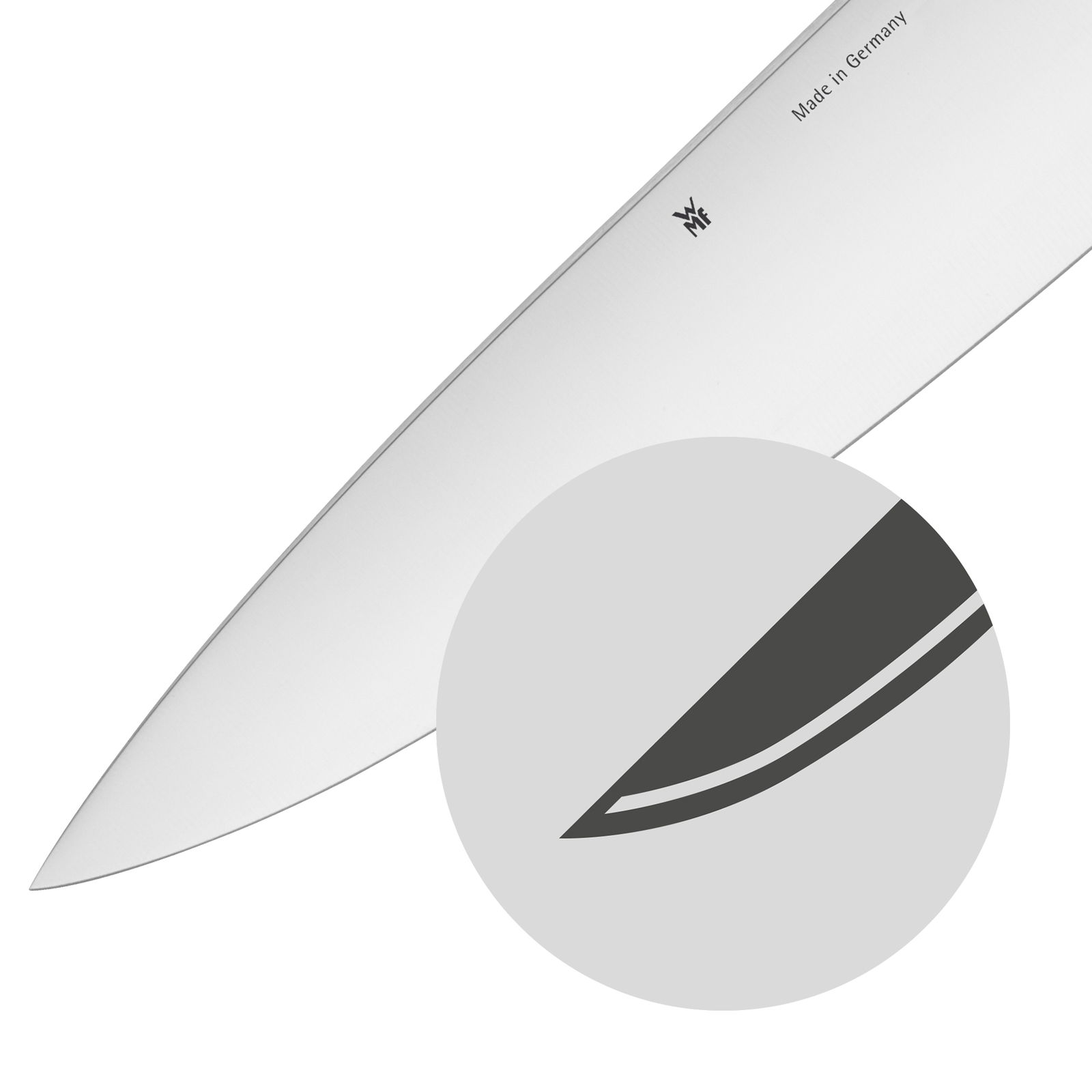 Nahaufnahme eines hochwertigen Küchenmessers aus der Grand Gourmet Serie, Klinge mit WMF-Logo und 'Made in Germany' Gravur, seitliche Perspektive.