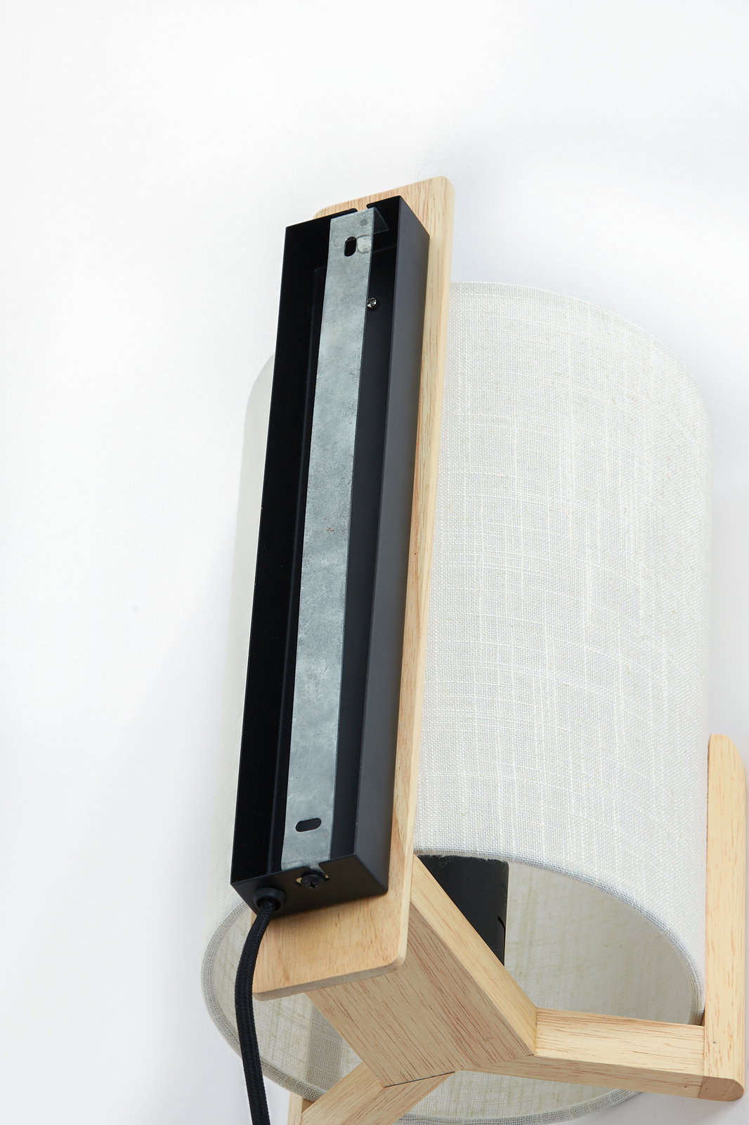Nahaufnahme einer modernen Wandleuchte mit Holz- und Stoffelementen, seitliche Perspektive