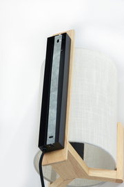 Nahaufnahme einer modernen Wandleuchte mit Holz- und Stoffelementen, seitliche Perspektive