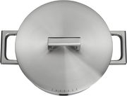 Top-Down-Ansicht eines Edelstahlkochtopfs mit Deckel und zwei Griffen, Teil des WMF Ultimate Cool Topf-Sets.