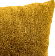 Nahaufnahme eines gelben Sofakissens mit weicher Textur, perspektivisch von der Seite aufgenommen.