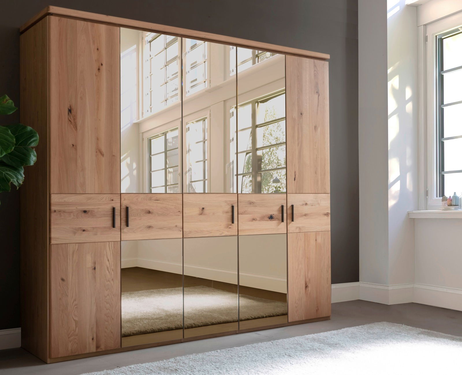 Fünf-türiger Drehtürenschrank aus Holz mit Spiegeln, seitliche Perspektive