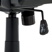 Nahaufnahme der Höhenverstellung eines Gaming-Stuhls von unten betrachtet