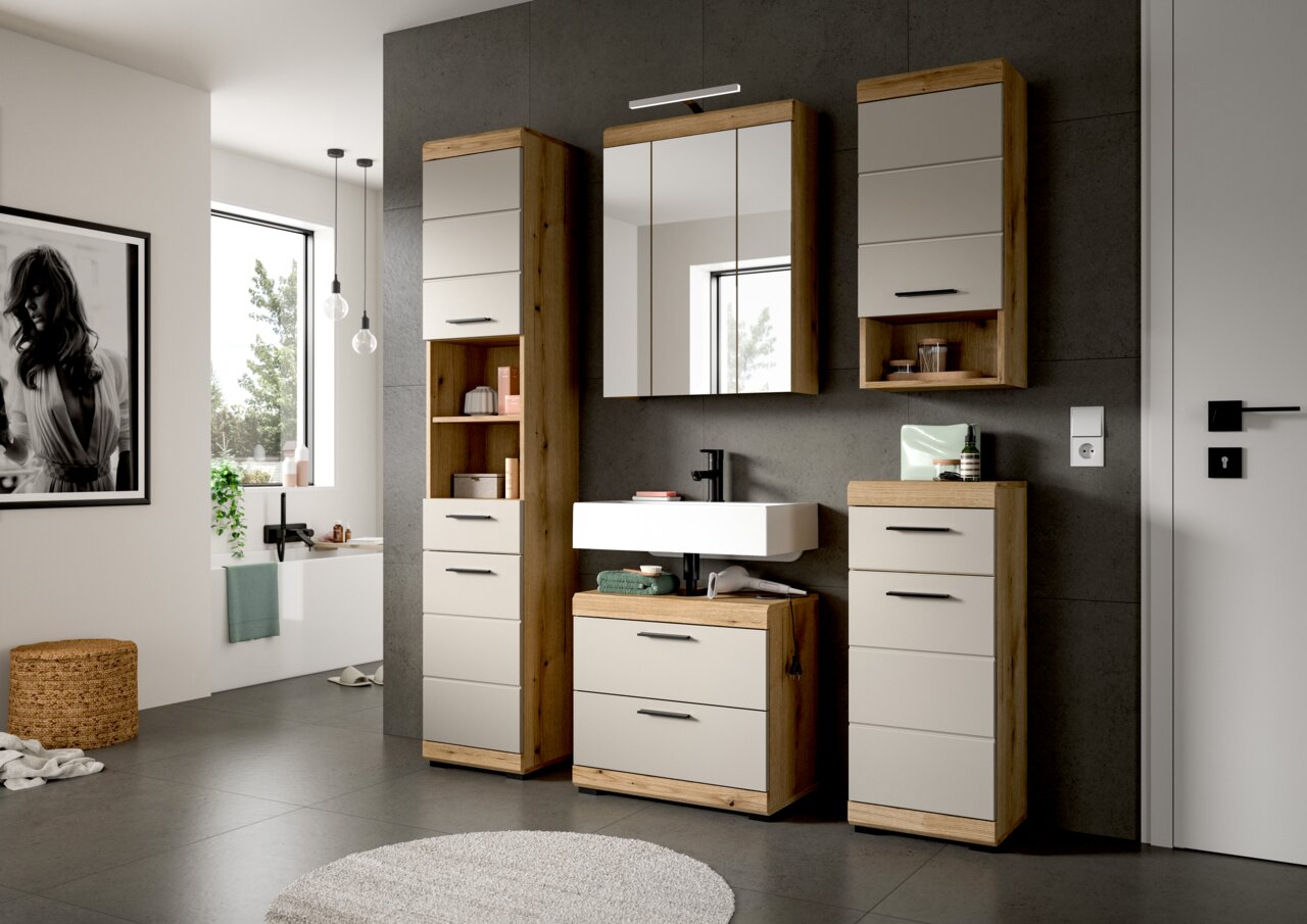 Modernes Badezimmermöbel-Set in Holzoptik und Cremeweiß mit Spiegelschrank, Waschbecken-Unterschrank, Hochschrank und Hängeschrank an grauer Wand, frontal aus leicht schräger Perspektive fotografiert
