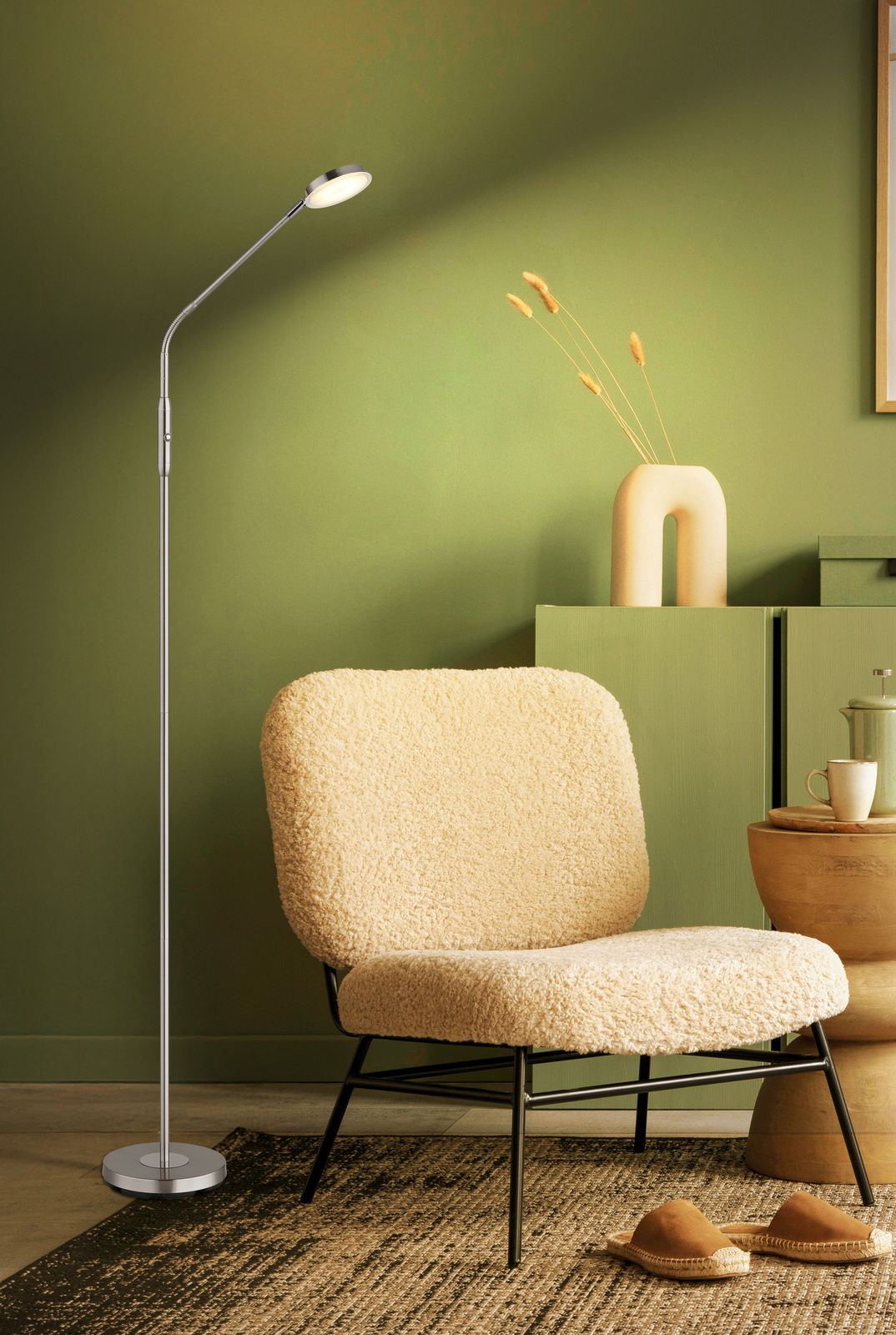 Elegante LED-Stehleuchte in modernem Wohnzimmer, seitliche Perspektive