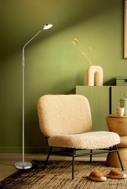 Elegante LED-Stehleuchte in modernem Wohnzimmer, seitliche Perspektive