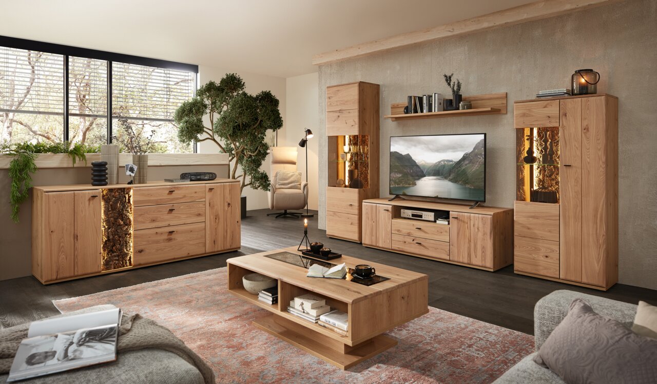 Wohnzimmer mit moderner Holzmöbelkombination, bestehend aus Sideboard, Highboard und Couchtisch, in frontaler Perspektive.