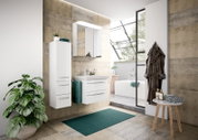 Moderne Badezimmeransicht mit weißem Badblock, bestehend aus Waschbeckenunterschrank und hohem Schrank, vor einer stilvollen Wandverkleidung. Perspektive von vorne links.