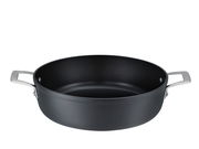 Schwarze Servierpfanne Raise mit einem Durchmesser von 28 cm, seitliche Perspektive, mit zwei silbernen Griffen.