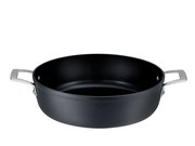 Schwarze Servierpfanne Raise mit einem Durchmesser von 28 cm, seitliche Perspektive, mit zwei silbernen Griffen.