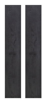 Zwei schwarze, vertikale Frontplatten mit Holzmaserung und horizontalem Griff, Vorderansicht.