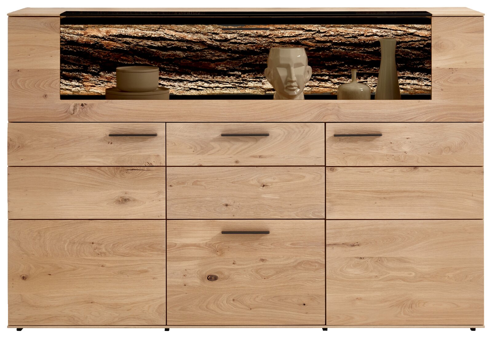 Frontale Ansicht eines Highboards aus hellem Holz mit mehreren Schubladen und einem offenen Fach mit Dekoration.