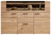 Frontale Ansicht eines Highboards aus hellem Holz mit mehreren Schubladen und einem offenen Fach mit Dekoration.
