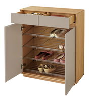 Moderner Schuhschrank aus Holz mit offenen Türen und Schubladen, gefüllt mit verschiedenen Schuhen, aus einer leicht erhöhten Perspektive.