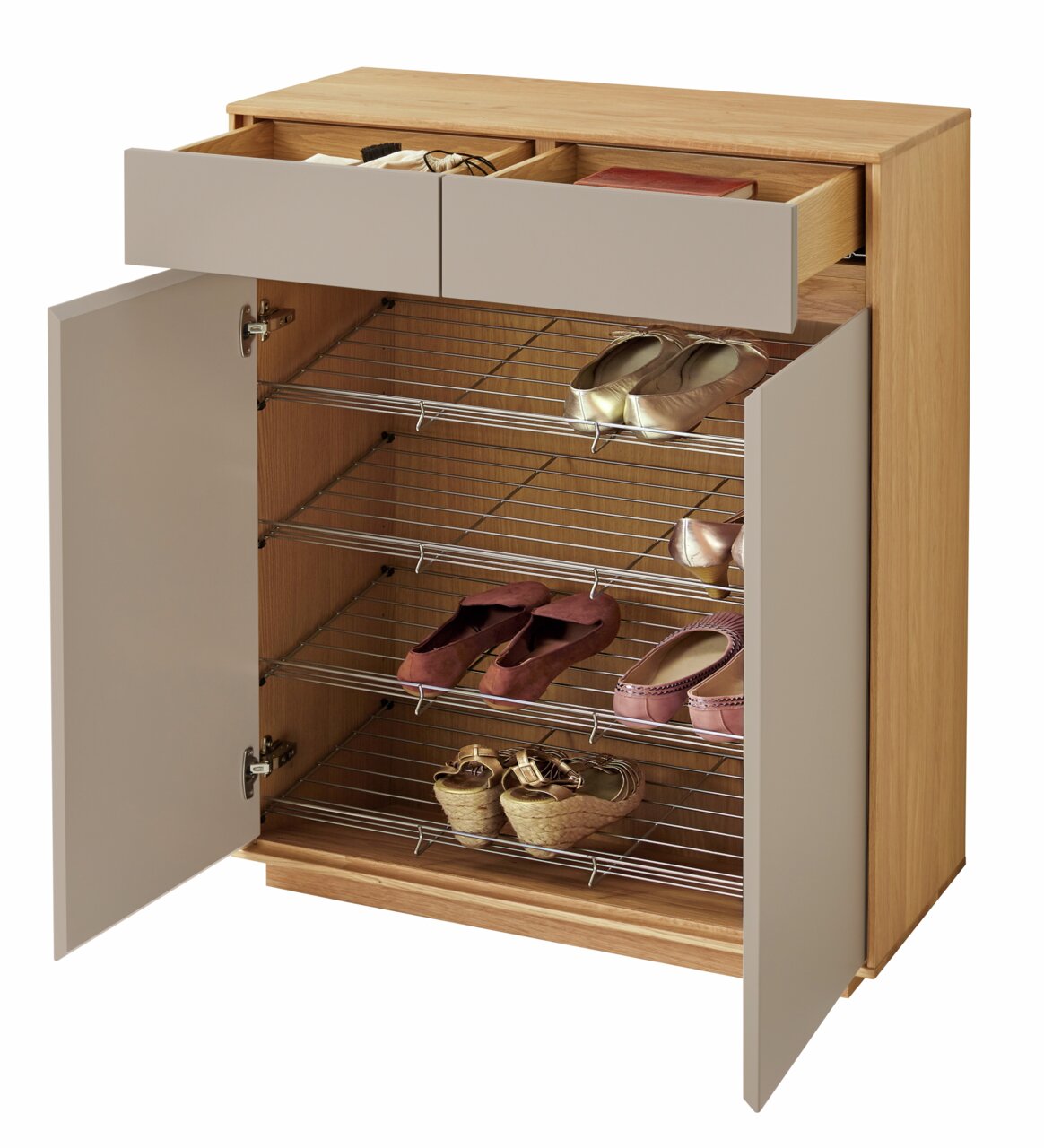 Moderner Schuhschrank aus Holz mit offenen Türen und Schubladen, gefüllt mit verschiedenen Schuhen, aus einer leicht erhöhten Perspektive.